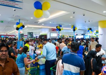 Massive Crowds Rush to Lulu Hypermarket’s Midnight Sale