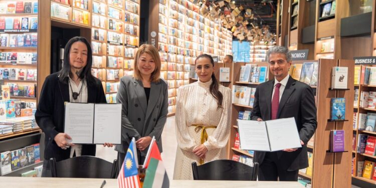 Sheikha Bodour bint Sultan Al Qasimi witnessing the MoU signing between Sharjah Book Authority and BookXcess Malaysia.