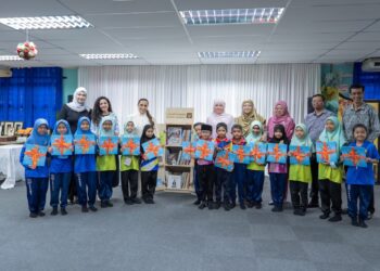 Her Highness Sheikha Bodour bint Sultan Al Qasimi presenting portable Arabic libraries to students and officials at Seri Bintang South National School in Malaysia.