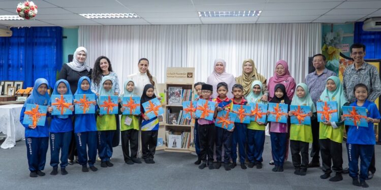 Her Highness Sheikha Bodour bint Sultan Al Qasimi presenting portable Arabic libraries to students and officials at Seri Bintang South National School in Malaysia.
