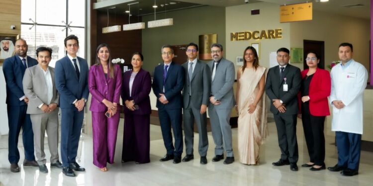 Surgeons performing a robotic-assisted donor nephrectomy at Medcare Hospital Sharjah