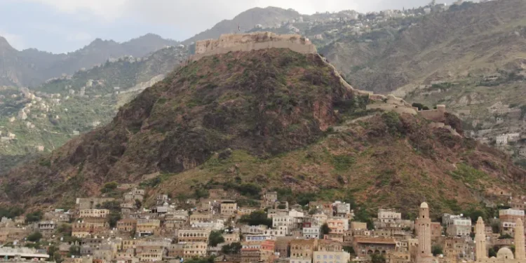 Five killed in Houthi missile strike on Yemen's Aden presidential palace after Oman talks collapse. US military sinks tracking dhow near Strait of Hormuz.